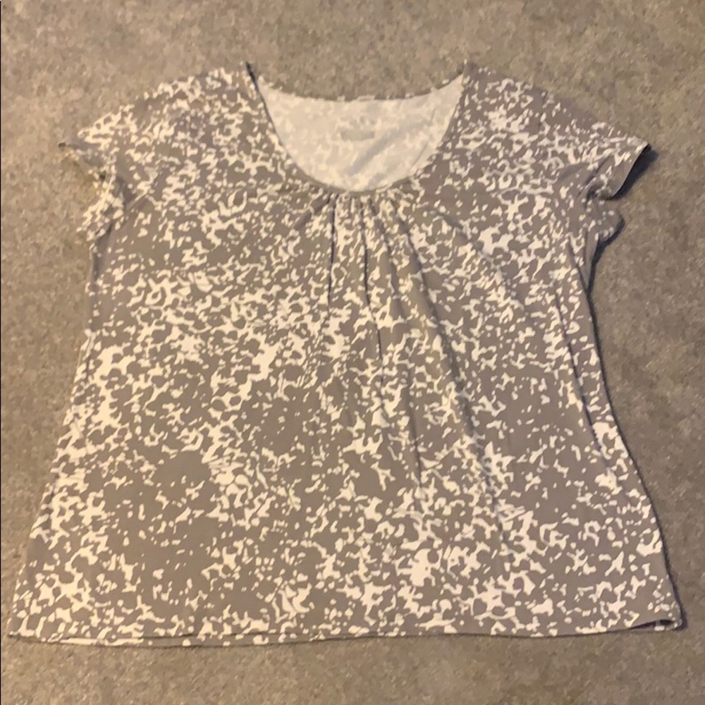 🦄3/$30 Grey floral blouse